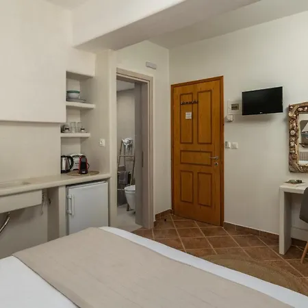 Medousa Adamantas (Milos)